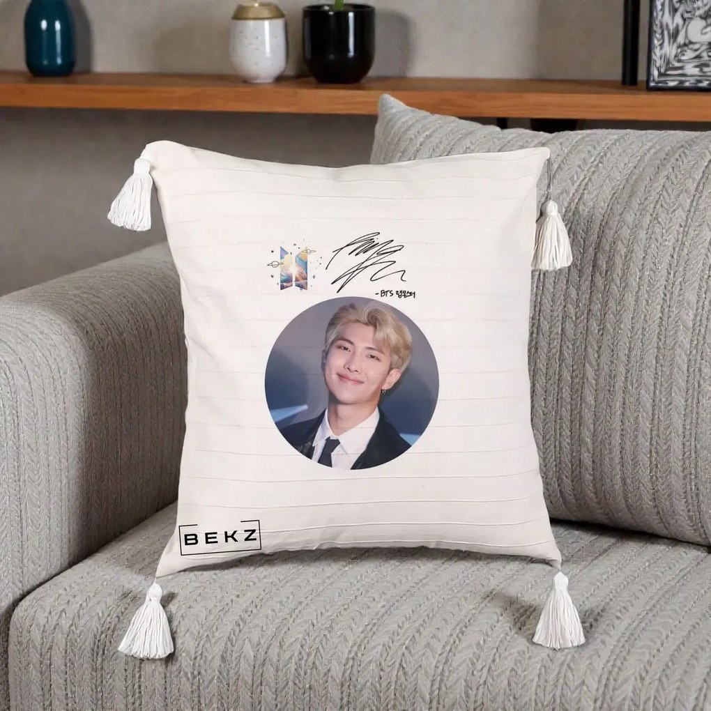 Perna Personalizata K-pop BTS RM Namjoon Portret Cerc cu Autograf, 40x40 cm, Bej cu Franjuri, Husa Detasabila, Perna Inclusa, BEKZ®
