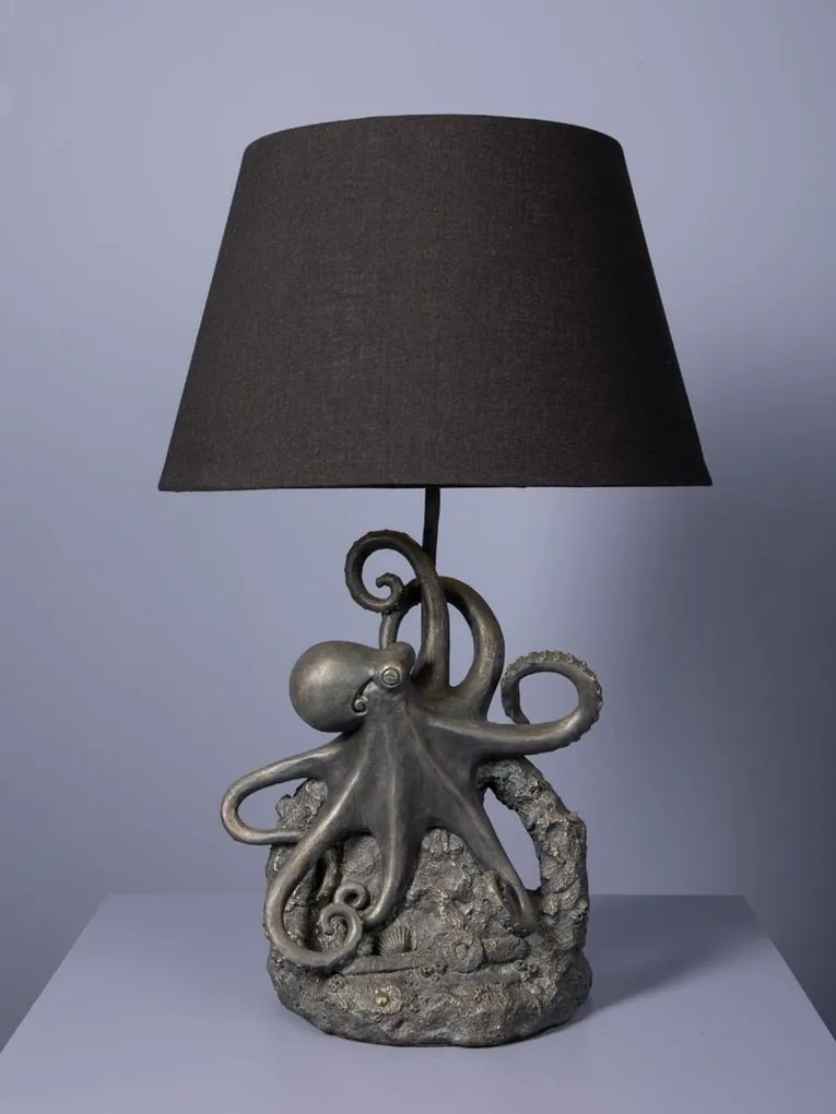 Lampă de masă din bumbac negru, cu structură din rășină gri în formă de caracatiță, finisaj patinat, 56×35,5 cm, „Vernum"