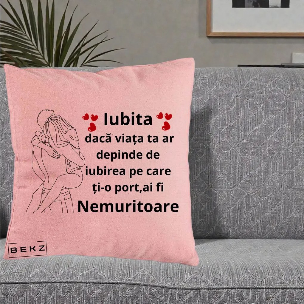 Cadou pentru Iubita - Perna Personalizata Iubita Nemuritoare cu Cuplu Line-Art si Inimi Rosii, 40x40 cm, Roz, Husa Detasabila, Perna Inclusa, BEKZ®