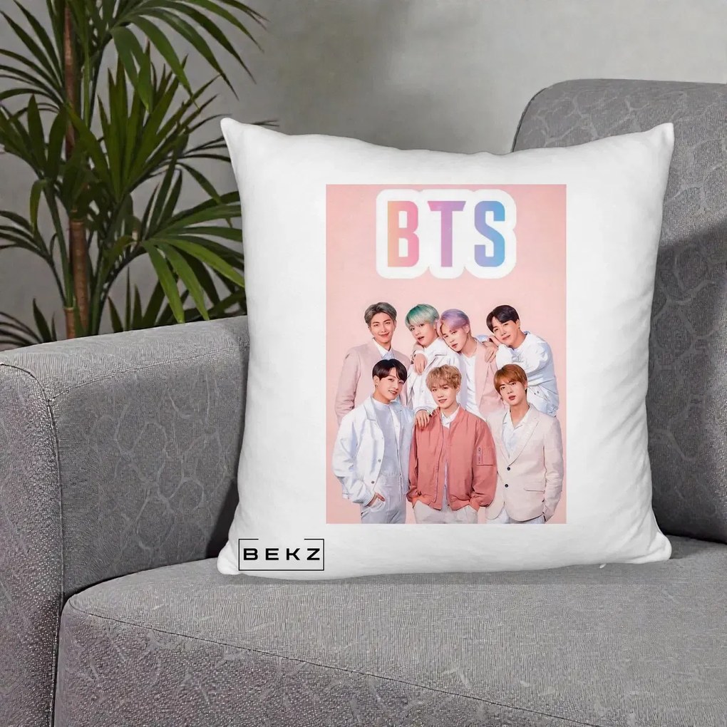 Perna Personalizata K-pop BTS Foto Grup cu BTS si Fond Roz Pastel, 40x40 cm, Alb Pufos, Husa Detasabila, Perna Inclusa, BEKZ®