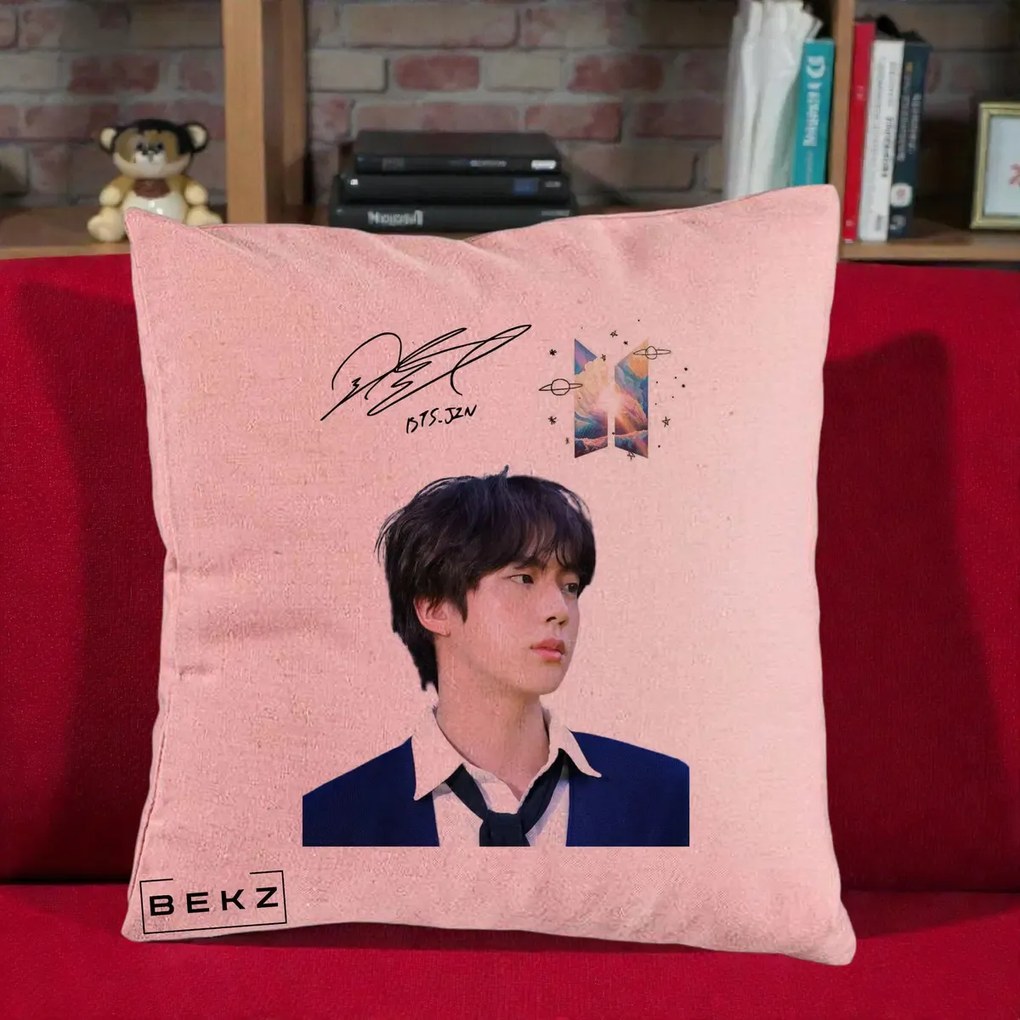 Perna Personalizata K-pop BTS Jin Portret Tinuta Albastra Autograf, 40x40 cm, Roz, Husa Detasabila, Perna Inclusa, BEKZ®