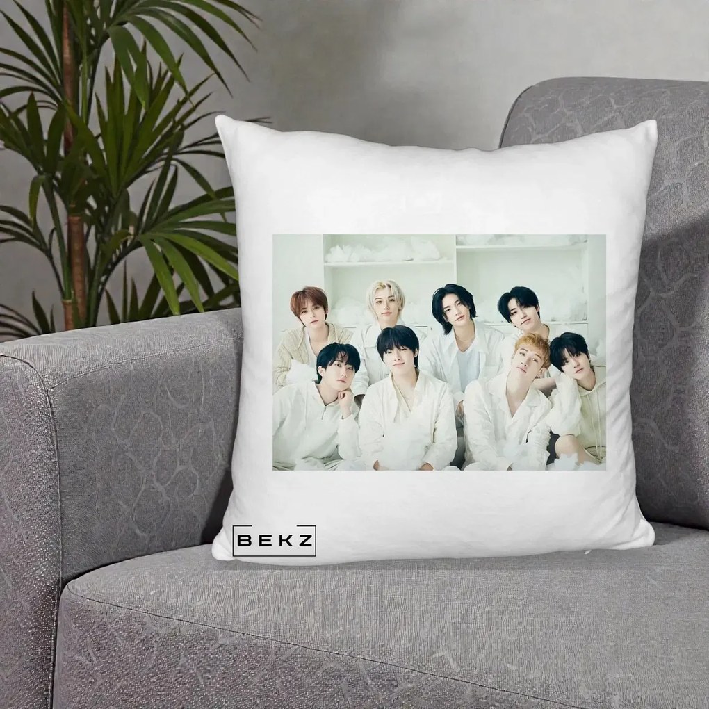 Perna Personalizata K-pop Stray Kids Foto Grup Alb All-White cu 8 Membrii, 40x40 cm, Alb Pufos, Husa Detasabila, Perna Inclusa, BEKZ®