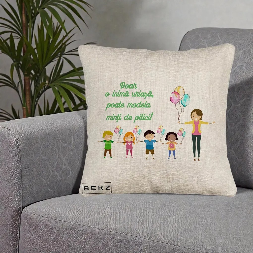 Cadou pentru Educatoare - Perna Personalizata Doar o Inima Uriasa poate Modela Minti de Pitici cu Educatoare si Baloane, 40x40 cm, Bej Canapea, Husa Detasabila, Perna Inclusa, BEKZ®