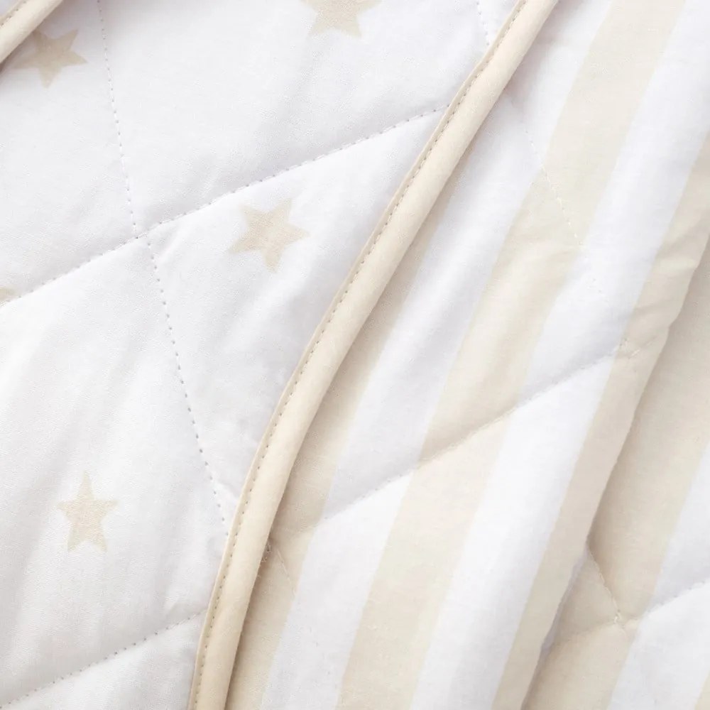 Cuvertură pentru copii albă-bej matlasată din bumbac 135x190 cm Mini Star &amp; Stripes – Bianca