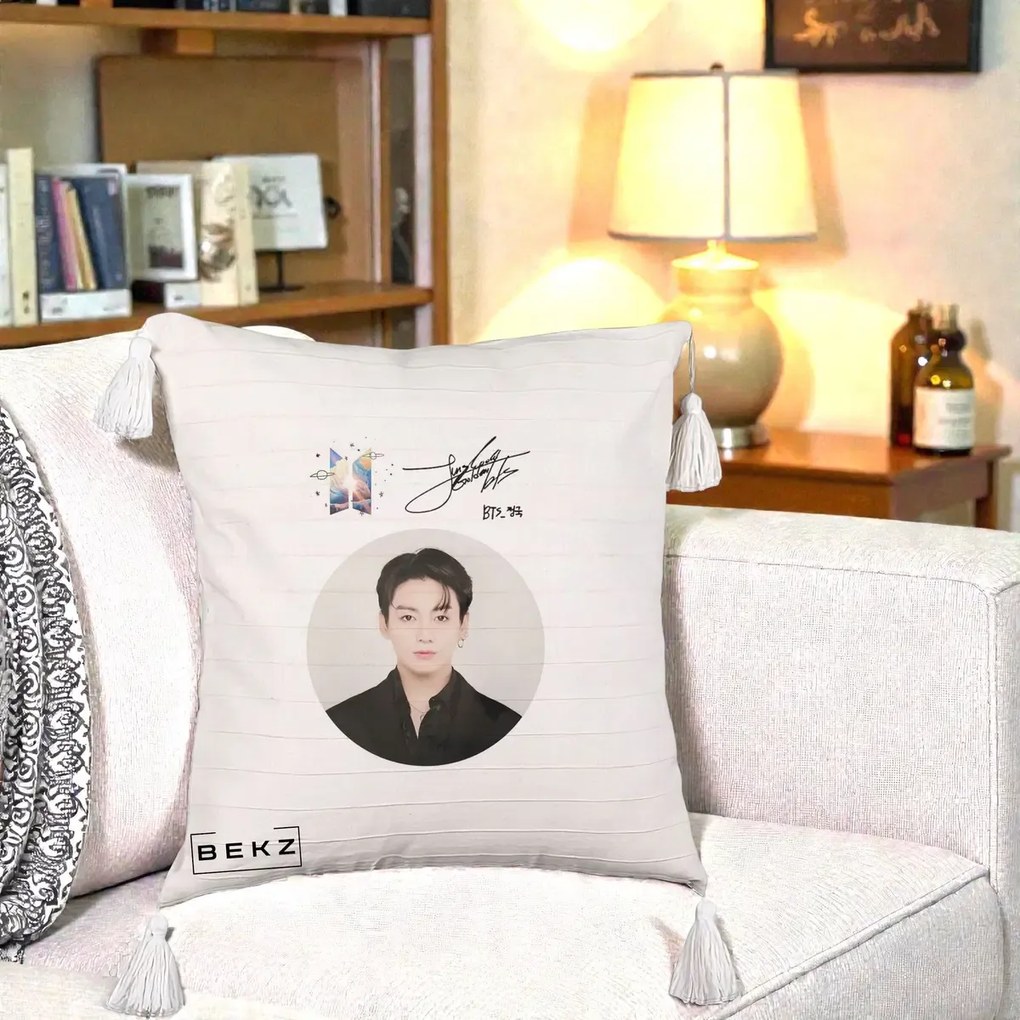 Perna Personalizata K-pop BTS Jungkook Portret cu Autograf, 40x40 cm, Bej cu Franjuri, Husa Detasabila, Perna Inclusa, BEKZ®