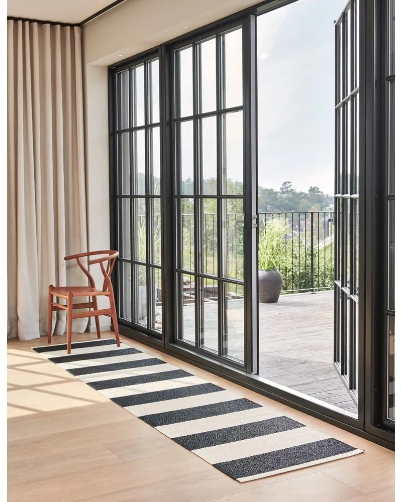 Covor tip traversă pentru interior și exterior alb-negru 70x150 cm Bob Black Vanilla – Pappelina