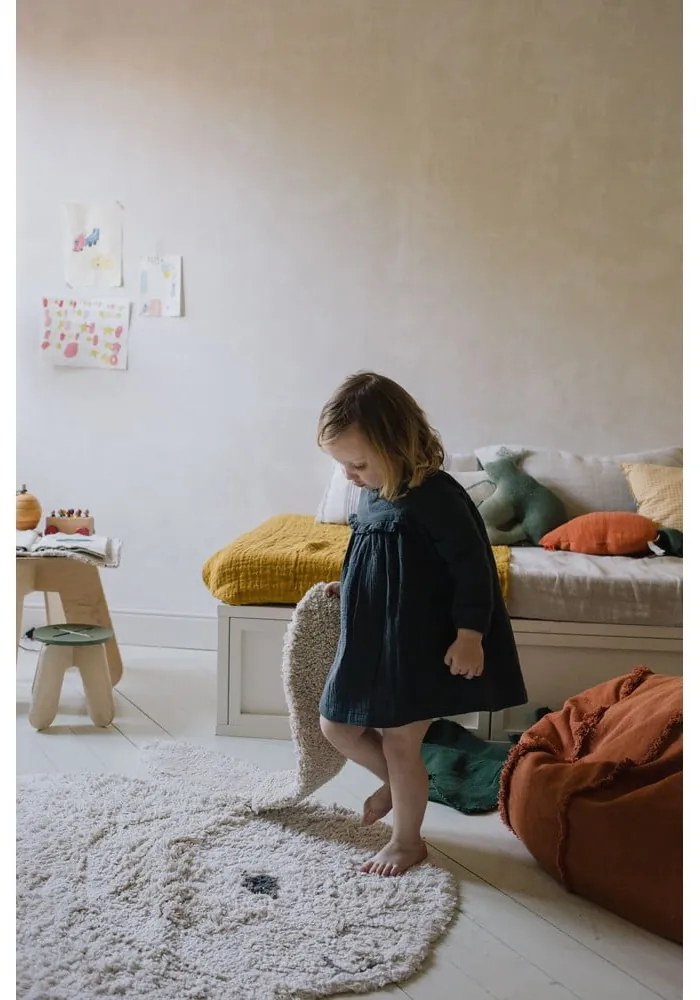 Covor pentru copii gri deschis lavabil/țesut manual din bumbac 130x135 cm Bunny – Lorena Canals