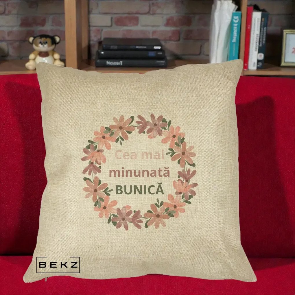 Cadou pentru Bunica - Perna Personalizata Cea Mai Minunata Bunica Coronita Flori Roz, 40x40 cm, Crem, Husa Detasabila, Perna Inclusa, BEKZ®