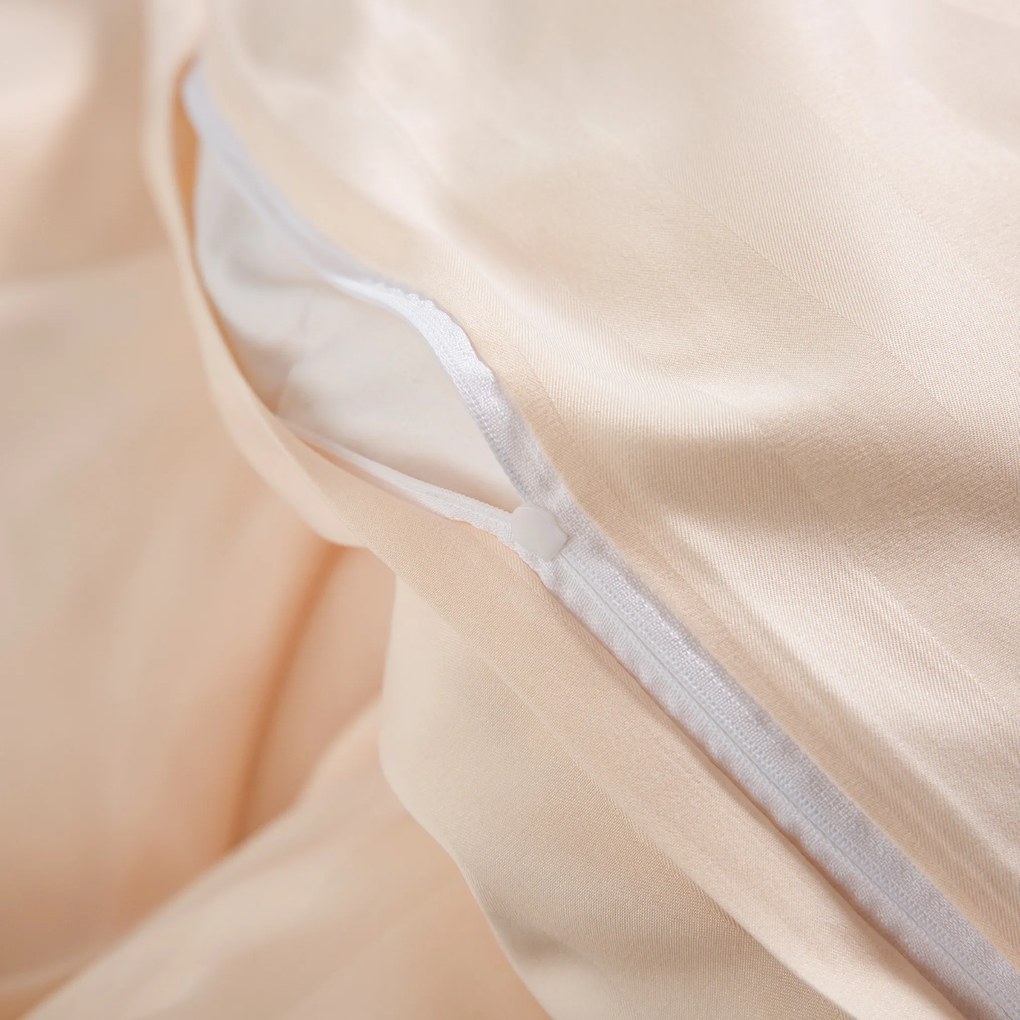 Lenjerie de pat hoteliera din microfibra JASMINE sampanie - dunga 2 cm Dimensiunile lenjeriei: 2 buc 70 x 90 cm | 200 x 220 cm