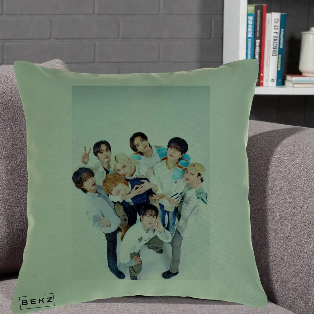 Perna Personalizata K-pop Stray Kids Foto Grup Bleu, 40x40 cm, Verde, Husa Detasabila, Perna Inclusa, BEKZ®