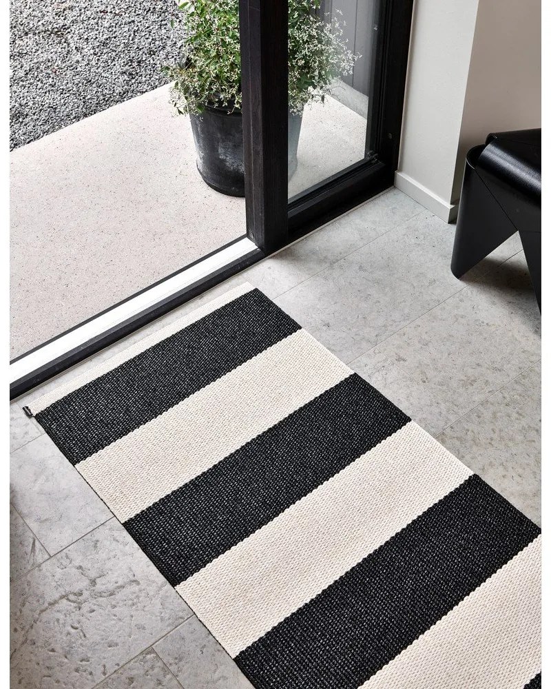 Covor tip traversă pentru interior și exterior alb-negru 70x150 cm Bob Black Vanilla – Pappelina
