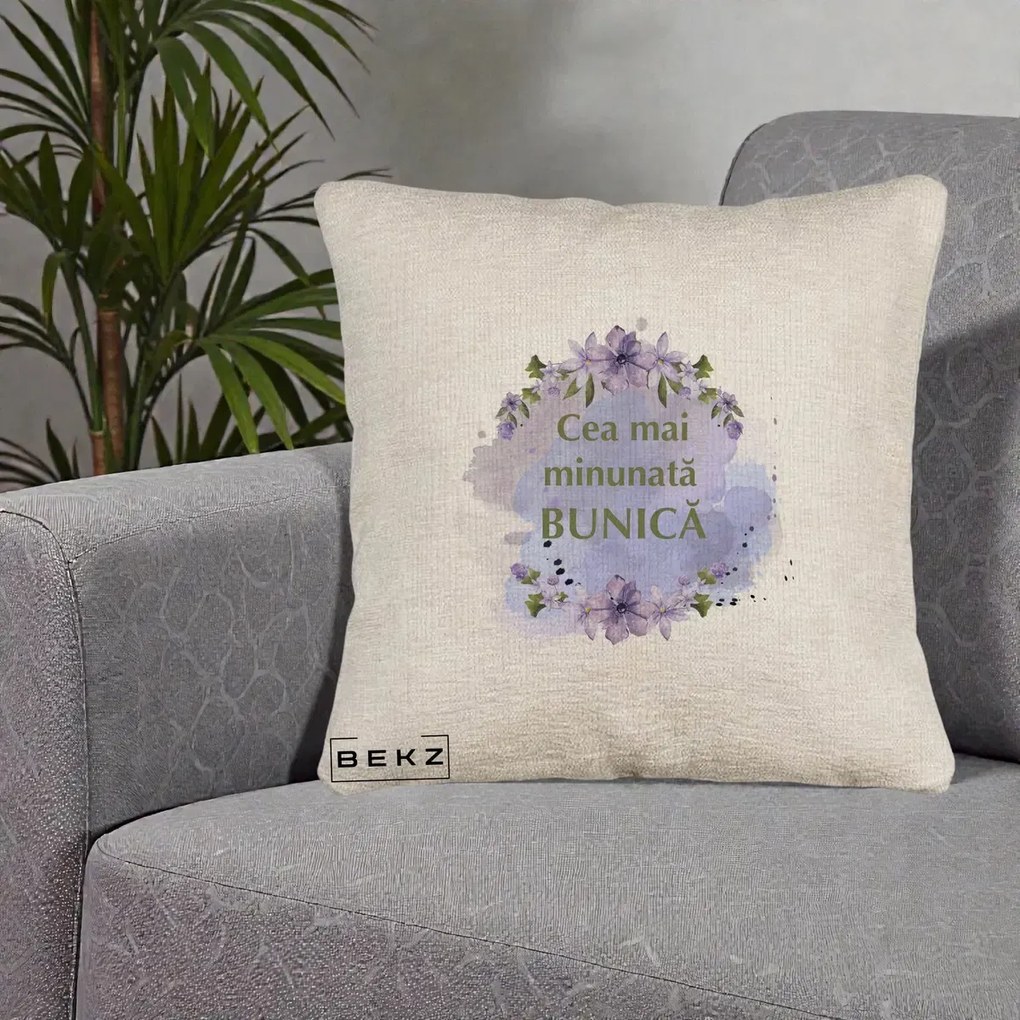 Cadou pentru Bunica - Perna Personalizata Cea Mai Minunata Bunica Flori Mov Acuarela Verde, 40x40 cm, Bej Canapea, Husa Detasabila, Perna Inclusa, BEKZ®