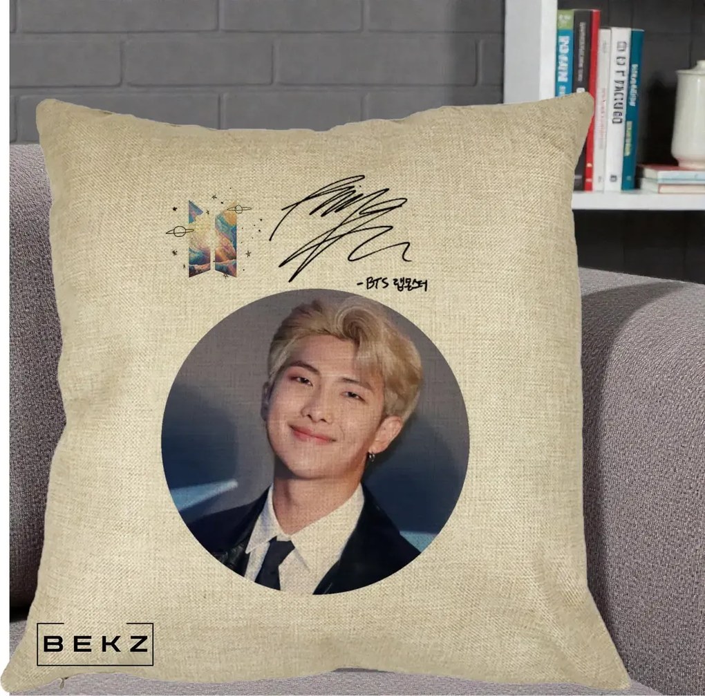 Perna Personalizata K-pop BTS RM Namjoon Portret Cerc cu Autograf, 40x40 cm, Crem, Husa Detasabila, Perna Inclusa, BEKZ®