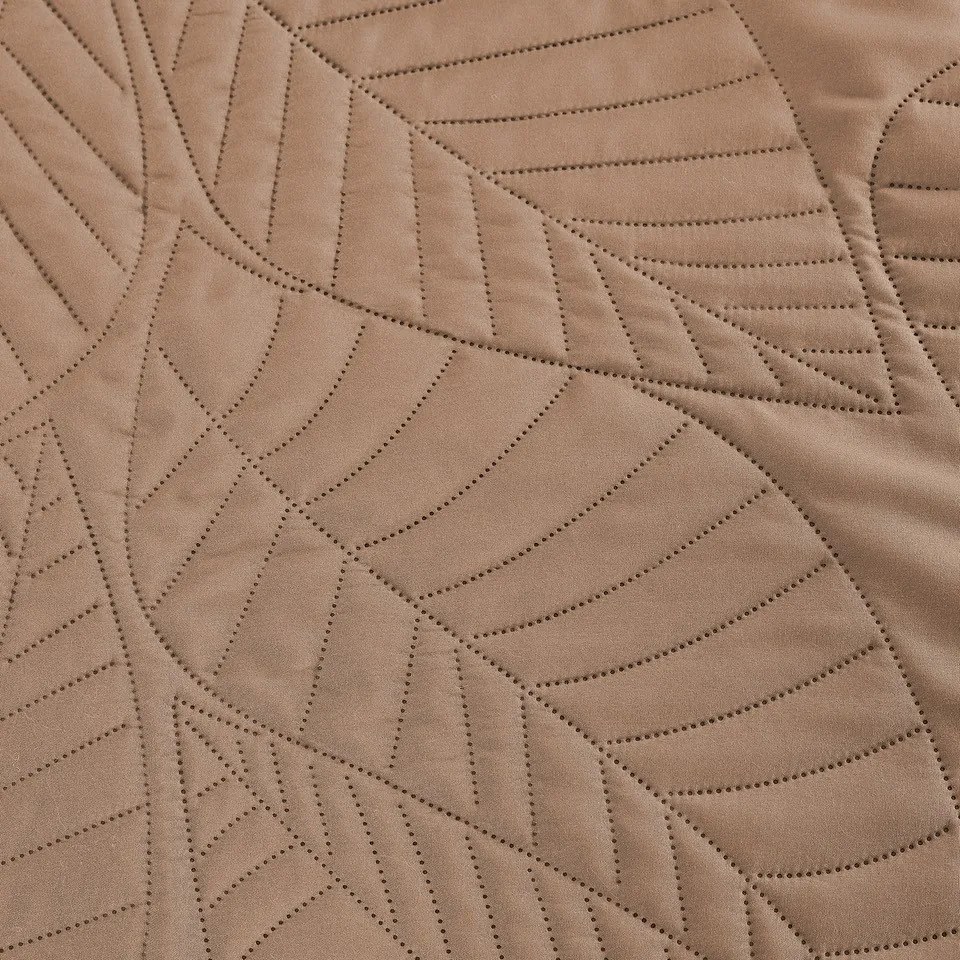 Cuvertura de pat maro deschis cu model LEAVES Dimensiuni: 200 x 220 cm