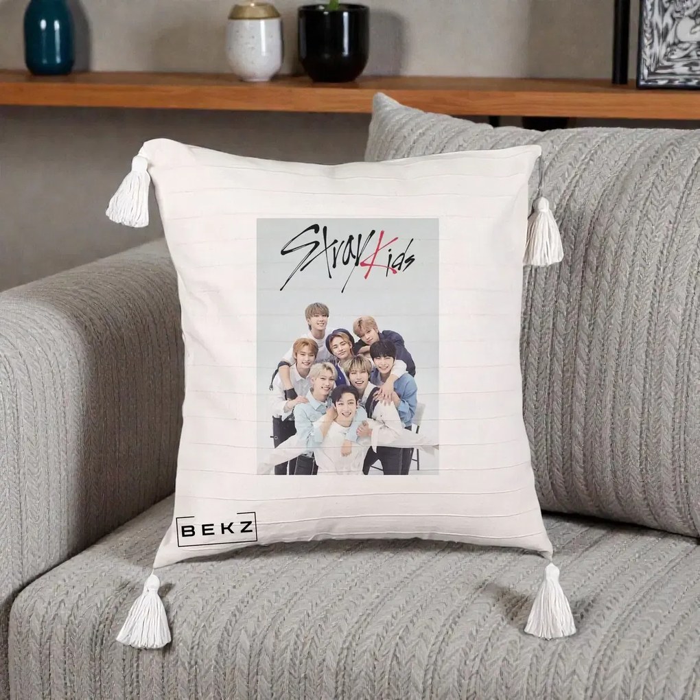 Perna Personalizata K-pop Stray Kids cu Foto Grup Alb-Albastru, 40x40 cm, Bej cu Franjuri, Husa Detasabila, Perna Inclusa, BEKZ®