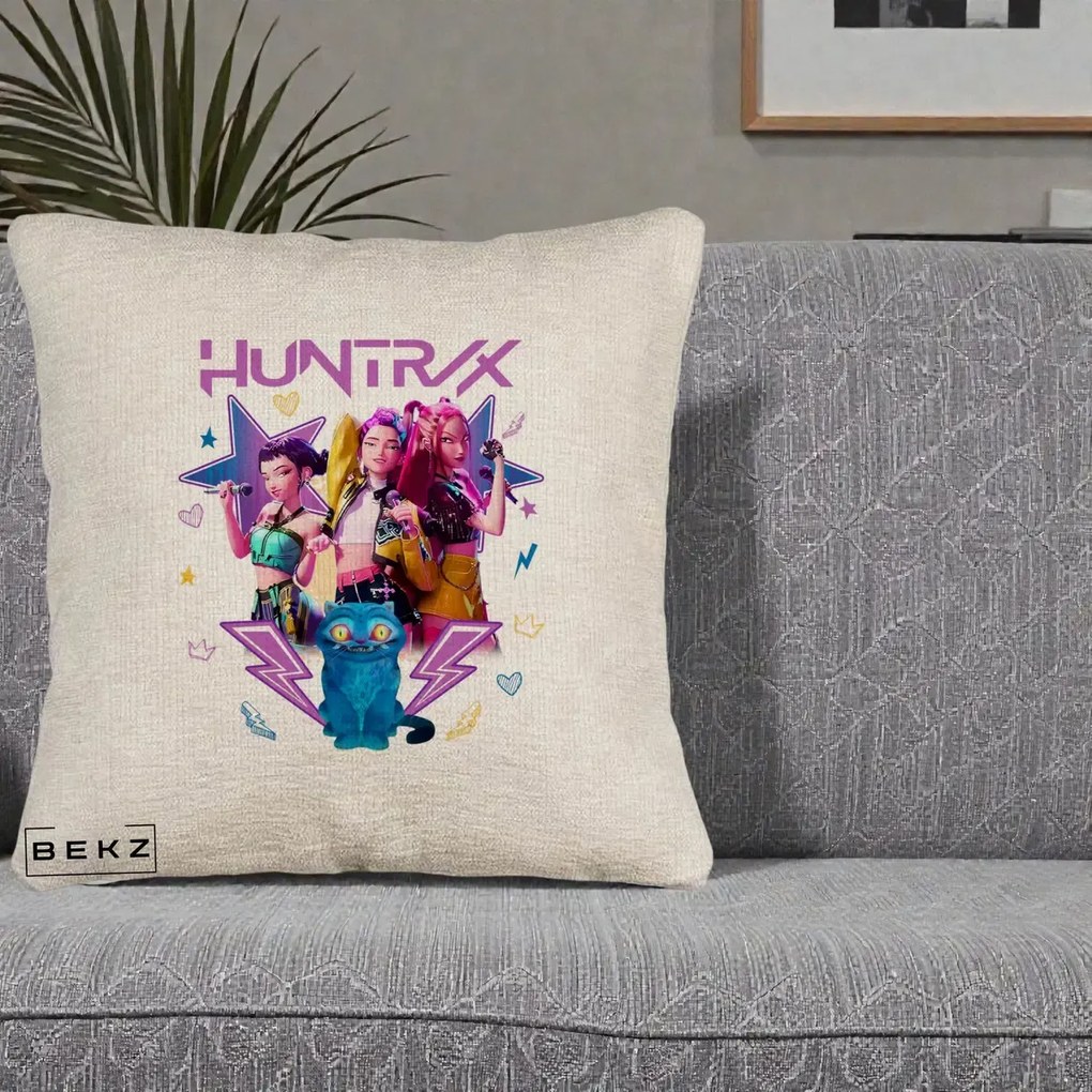 Perna Personalizata K-pop HUNTRX Trio 3D cu Pisica Fulgere, 40x40 cm, Bej Canapea, Husa Detasabila, Perna Inclusa, BEKZ®