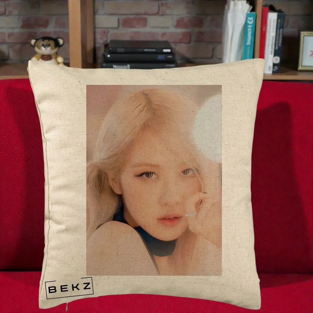 Perna Personalizata K-pop BLACKPINK Rose Blond cu Inel Roz Pastel, 40x40 cm, Bej, Husa Detasabila, Perna Inclusa, BEKZ®