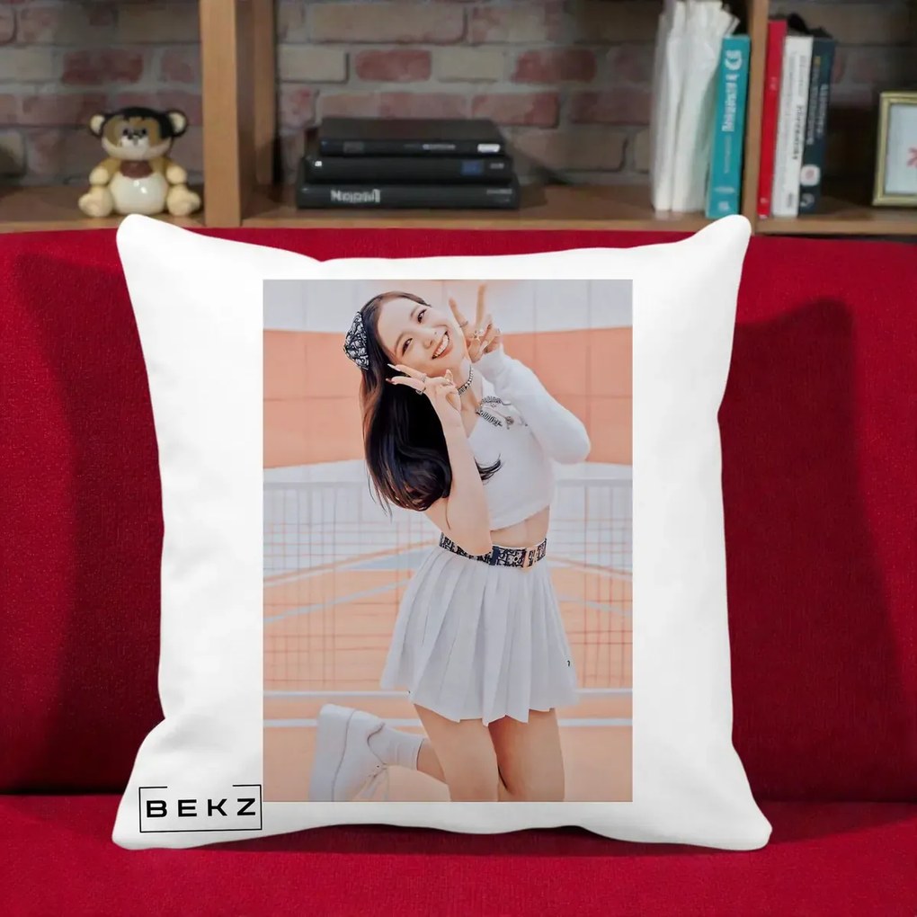 Perna Personalizata K-pop BLACKPINK Nayeon/Jisoo Tenis Alb, 40x40 cm, Alba Mata, Husa Detasabila, Perna Inclusa, BEKZ®