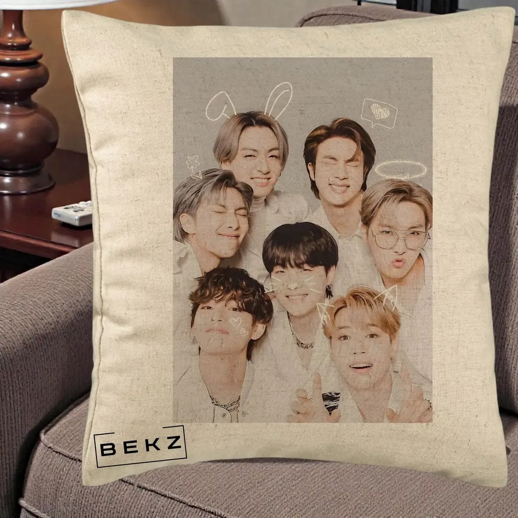 Perna Personalizata K-pop BTS Foto Grup Cute cu Animatii si 7 Membrii, 40x40 cm, Bej, Husa Detasabila, Perna Inclusa, BEKZ®