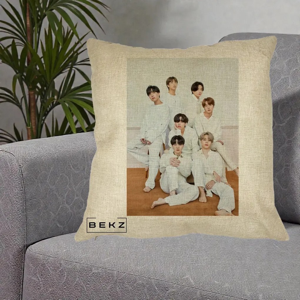 Perna Personalizata K-pop BTS Foto Grup All-White Elegant, 40x40 cm, Crem, Husa Detasabila, Perna Inclusa, BEKZ®