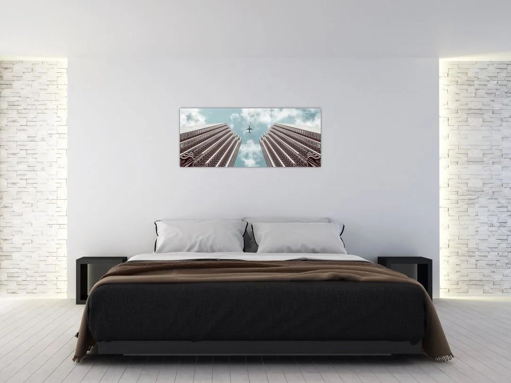 Tablou cuavion între clădiri (120x50 cm)