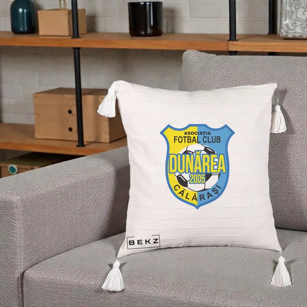 Perna Personalizata AFC Dunarea Calarasi 2005 Fotbal, 40x40 cm, Bej cu Franjuri, Husa Detasabila, Perna Inclusa, BEKZ®