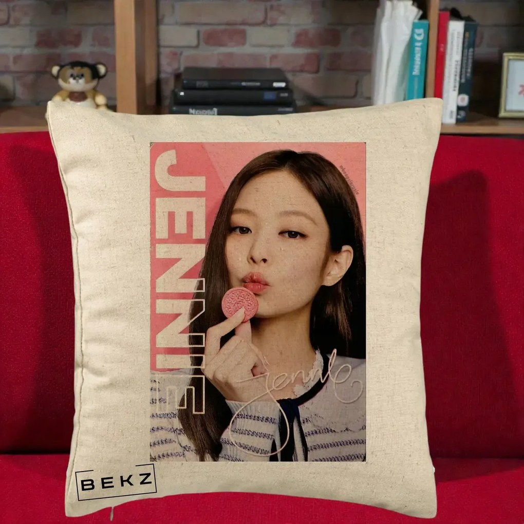 Perna Personalizata K-pop BLACKPINK Jennie cu Semnatura si Fond Roz, 40x40 cm, Bej, Husa Detasabila, Perna Inclusa, BEKZ®