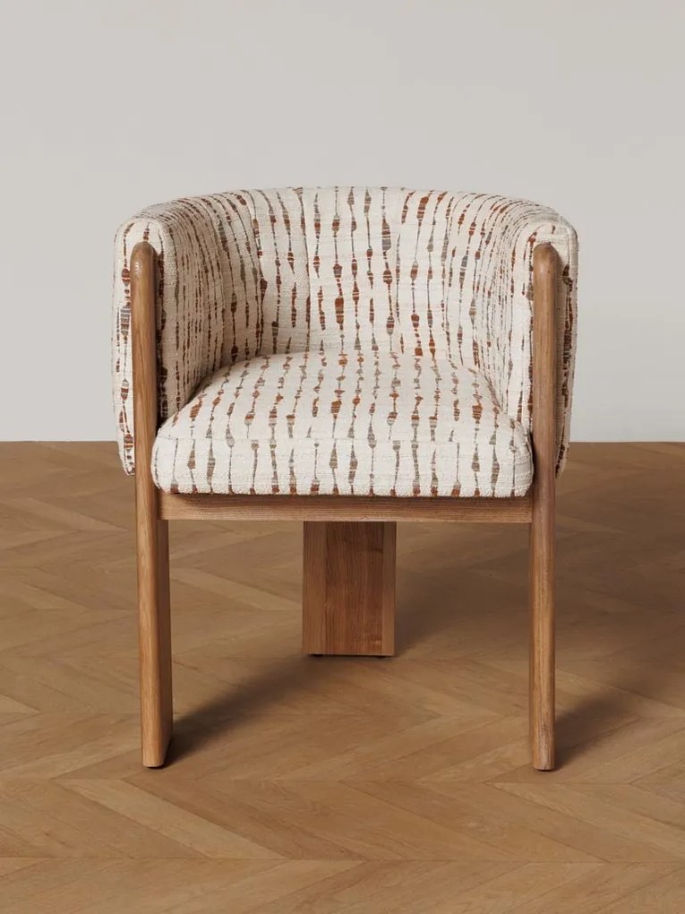 Scaun dining cu brațe tapițat tip fotoliu din lemn de salcâm și textil, bej, cu spătar rotunjit și trei picioare late, 77 x 63 x 60 cm, „Amphitryon”