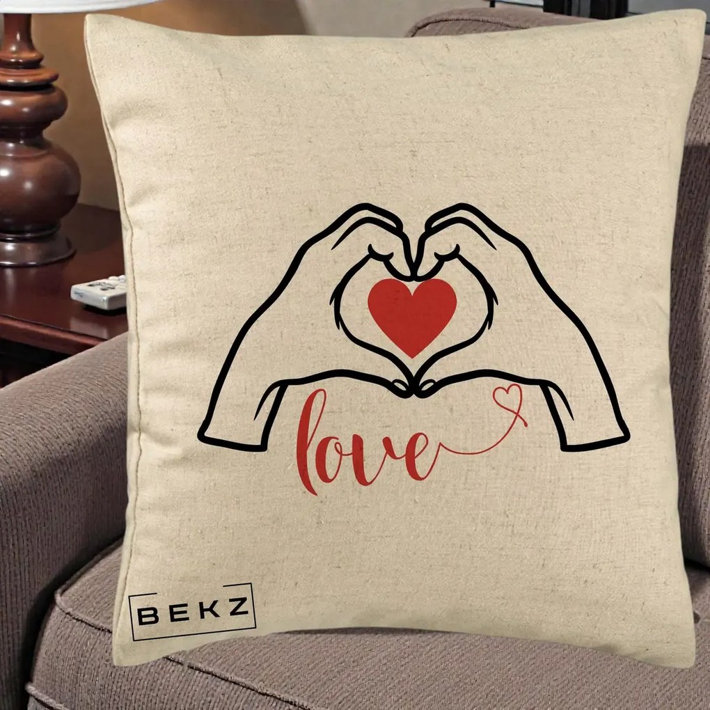 Perna Decorativa Love Maini Inima cu Inscriptie Love Rosu, 40x40 cm, Bej, Husa Detasabila, Perna Inclusa, BEKZ®