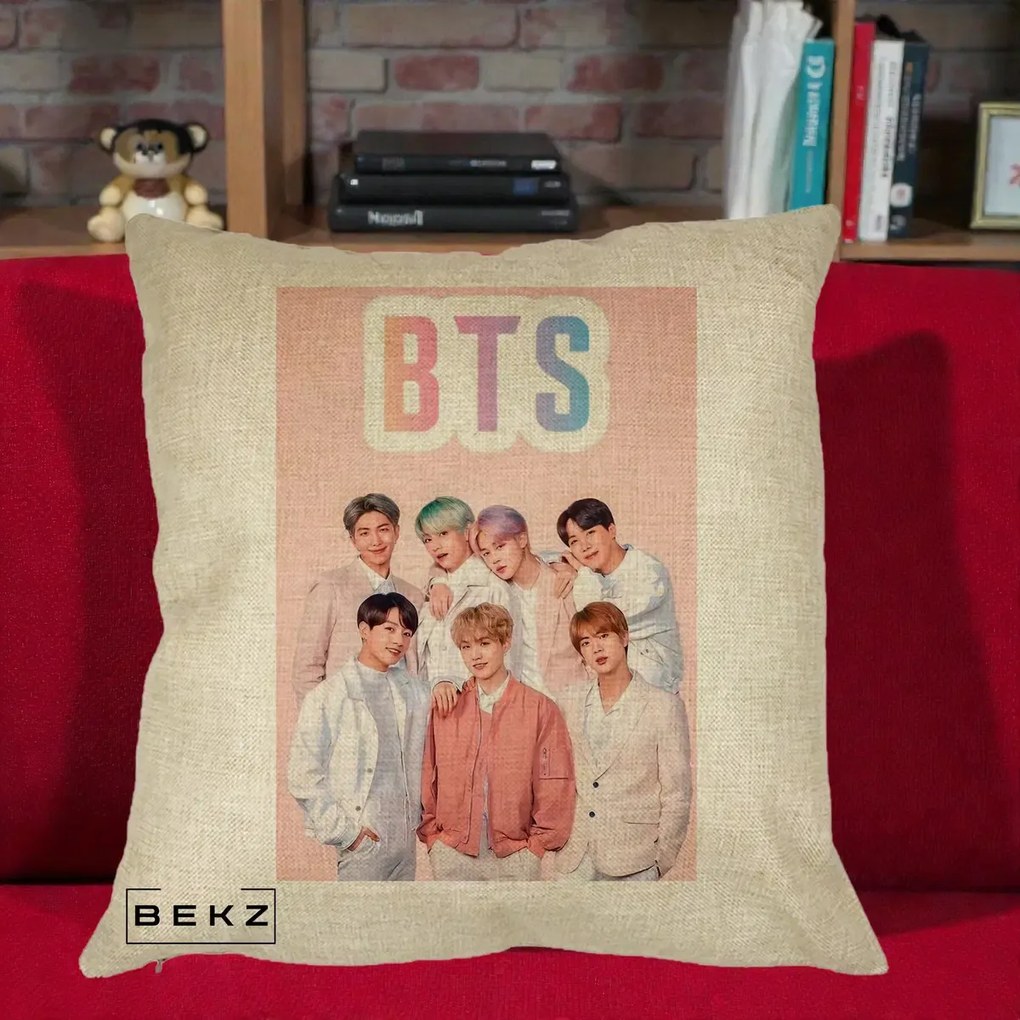 Perna Personalizata K-pop BTS Foto Grup cu BTS si Fond Roz Pastel, 40x40 cm, Crem, Husa Detasabila, Perna Inclusa, BEKZ®