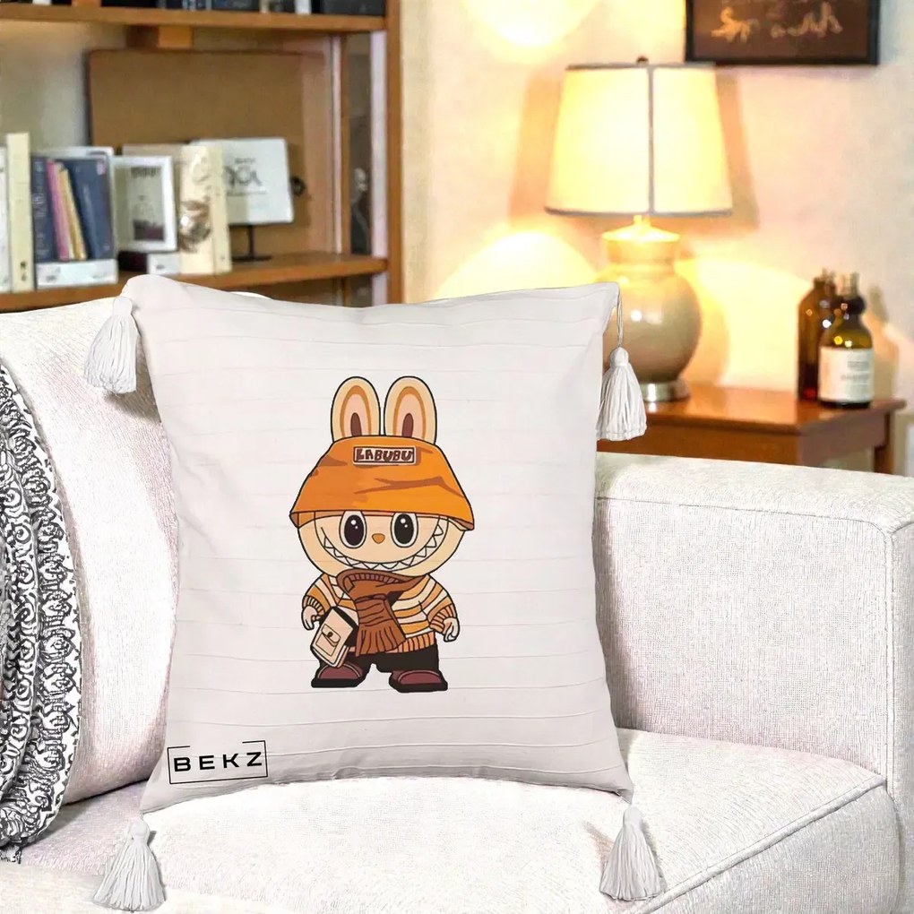 Perna Personalizata Labubu Streetwear Portocaliu, 40x40 cm, Bej cu Franjuri, Husa Detasabila, Perna Inclusa, BEKZ®