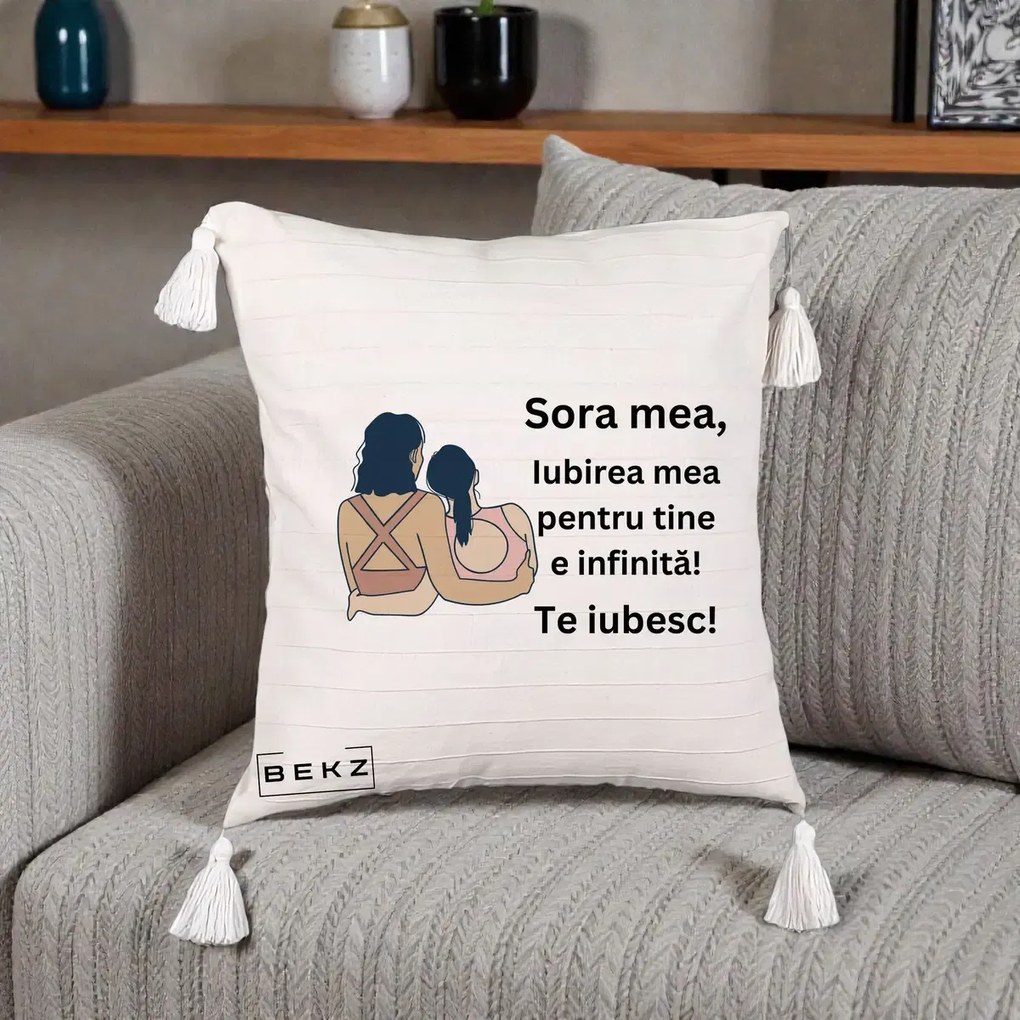 Cadou pentru Sora - Perna Personalizata Sora Mea Te Iubesc Doua Fete Fashioniste Line Art, 40x40 cm, Bej cu Franjuri, Husa Detasabila, Perna Inclusa, BEKZ®