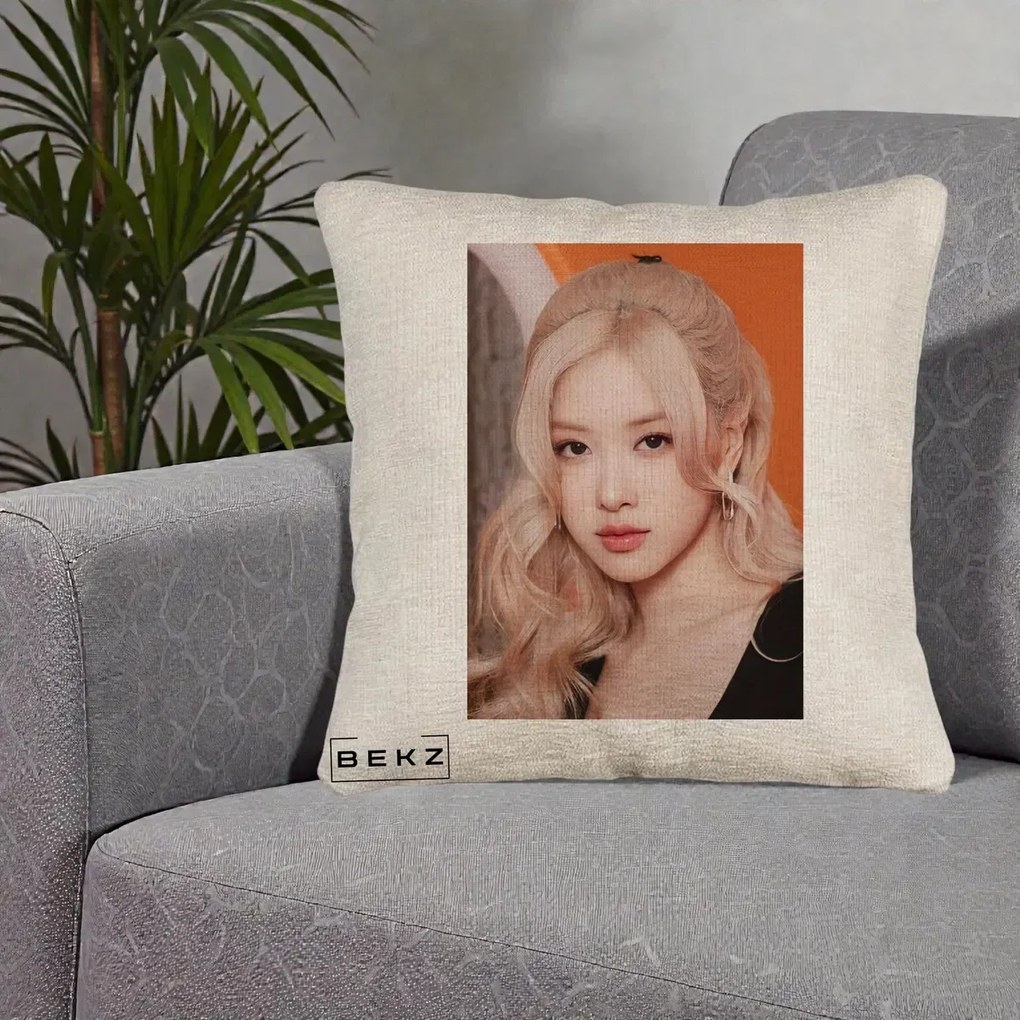 Perna Personalizata K-pop BLACKPINK cu Funda Rosie, 40x40 cm, Bej Canapea, Husa Detasabila, Perna Inclusa, BEKZ®