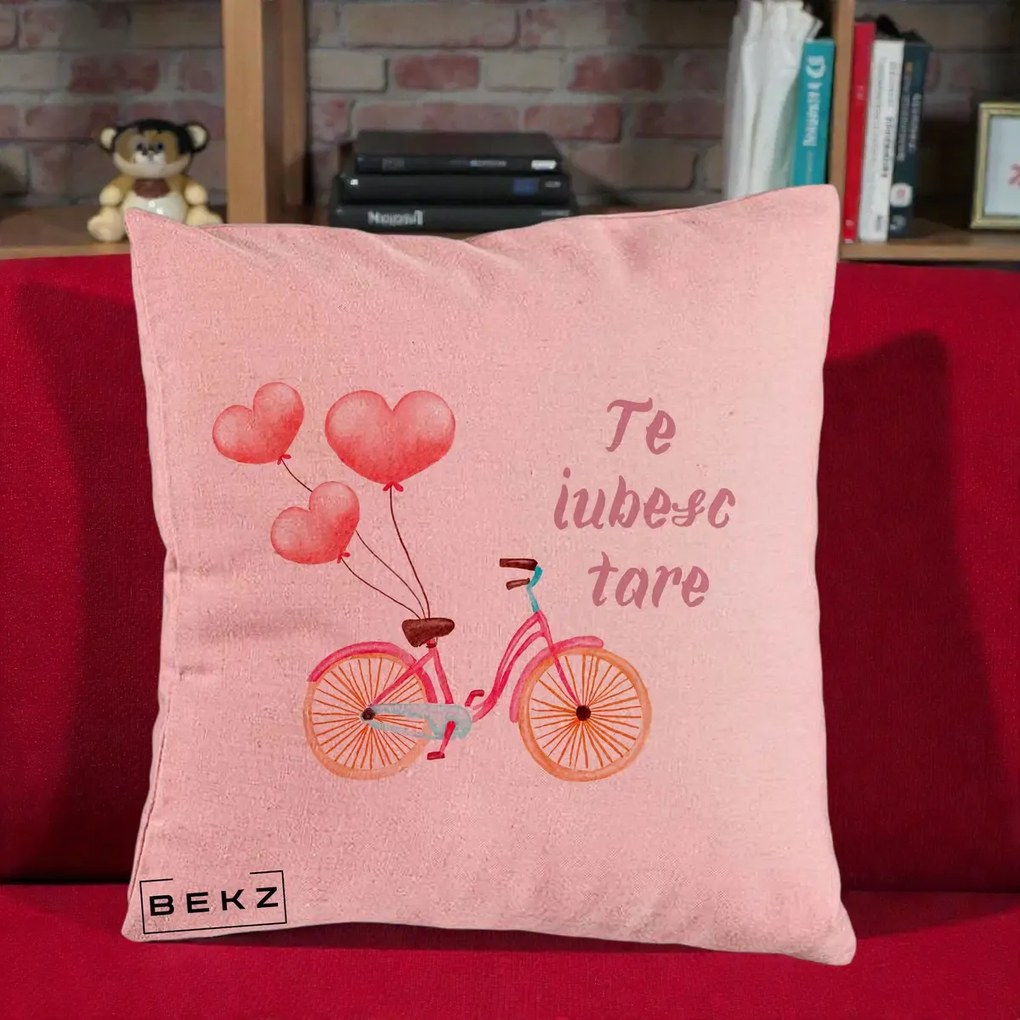 Perna Decorativa Te Iubesc Tare cu Bicicleta Roz si Baloane Inima, 40x40 cm, Roz, Husa Detasabila, Perna Inclusa, BEKZ®