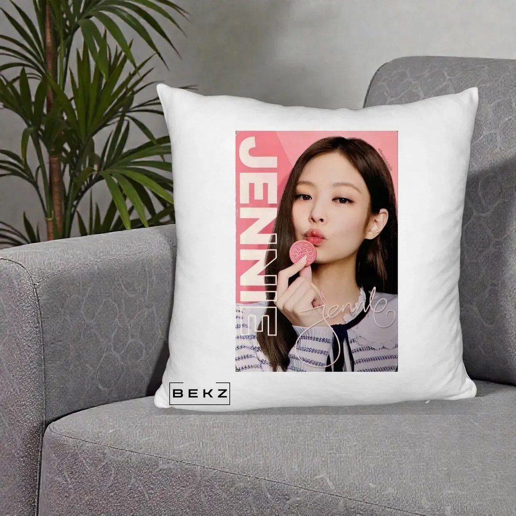 Perna Personalizata K-pop BLACKPINK Jennie cu Semnatura si Fond Roz, 40x40 cm, Alb Pufos, Husa Detasabila, Perna Inclusa, BEKZ®