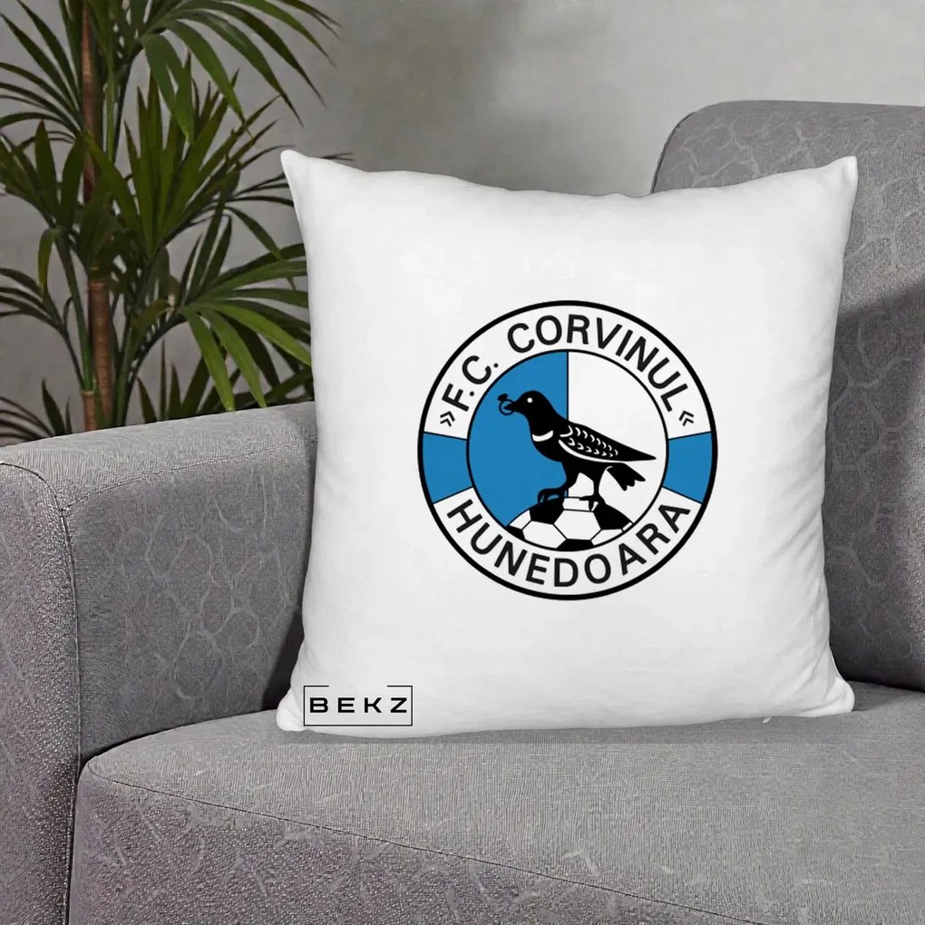 Perna Personalizata FC Corvinul Hunedoara Fotbal, 40x40 cm, Alb Pufos, Husa Detasabila, Perna Inclusa, BEKZ®