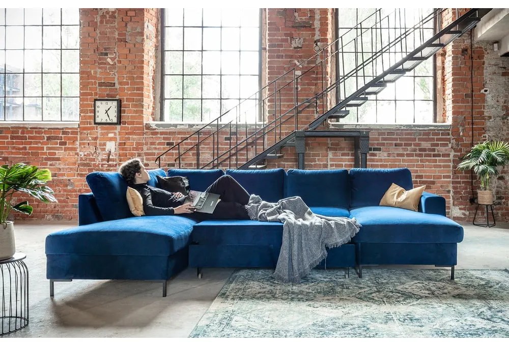 Canapea extensibilă din catifea în formă de „U” cu șezlong pe partea stângă Miuform Lofty Lilly, albastru marin