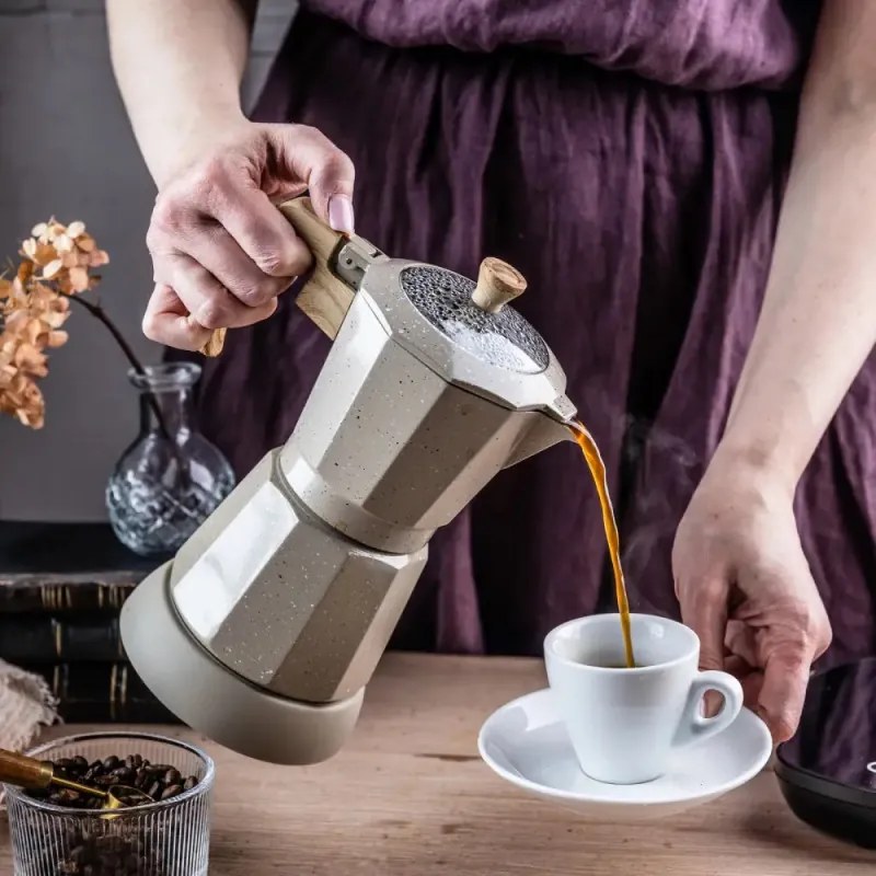Cafetiera moka electrica Klausberg KB 7999, 500 W, 6 cesti, Element de incalzire incorporat, Supapa de siguranta, Bej