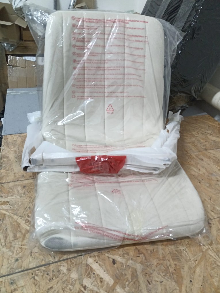 OFERTA Scaun de catifea crem LAVA clasa II