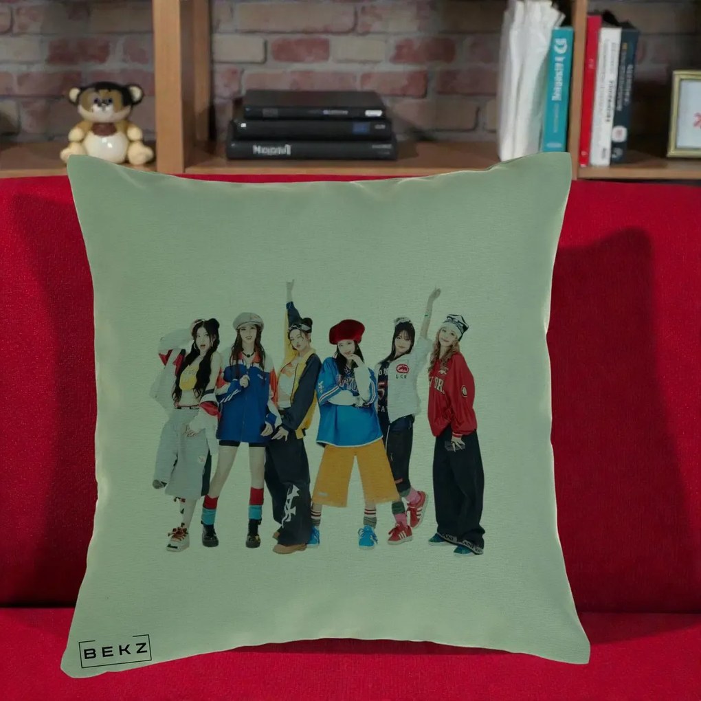 Perna Personalizata Grup K-pop Fete in Picioare Foto, 40x40 cm, Verde, Husa Detasabila, Perna Inclusa, BEKZ®