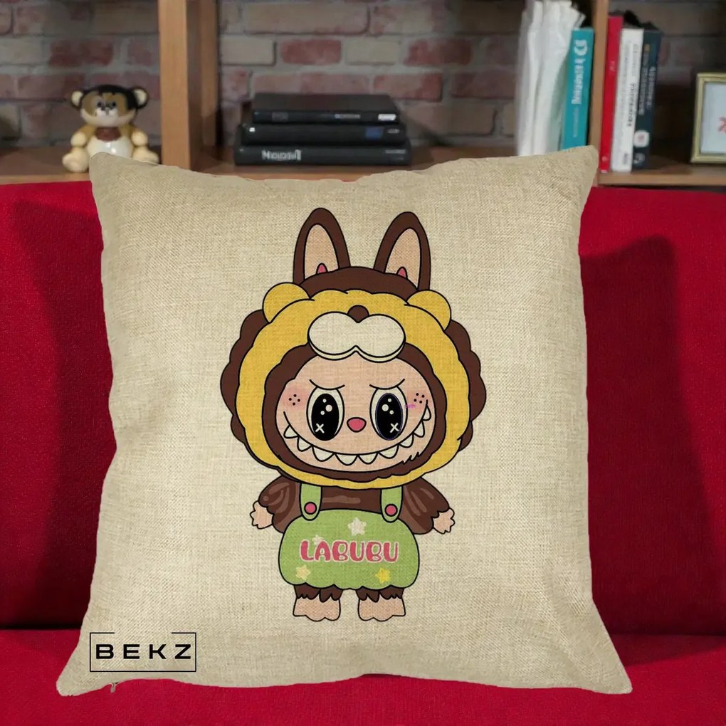 Perna Personalizata Labubu Leu Galben cu Salopeta, 40x40 cm, Crem, Husa Detasabila, Perna Inclusa, BEKZ®
