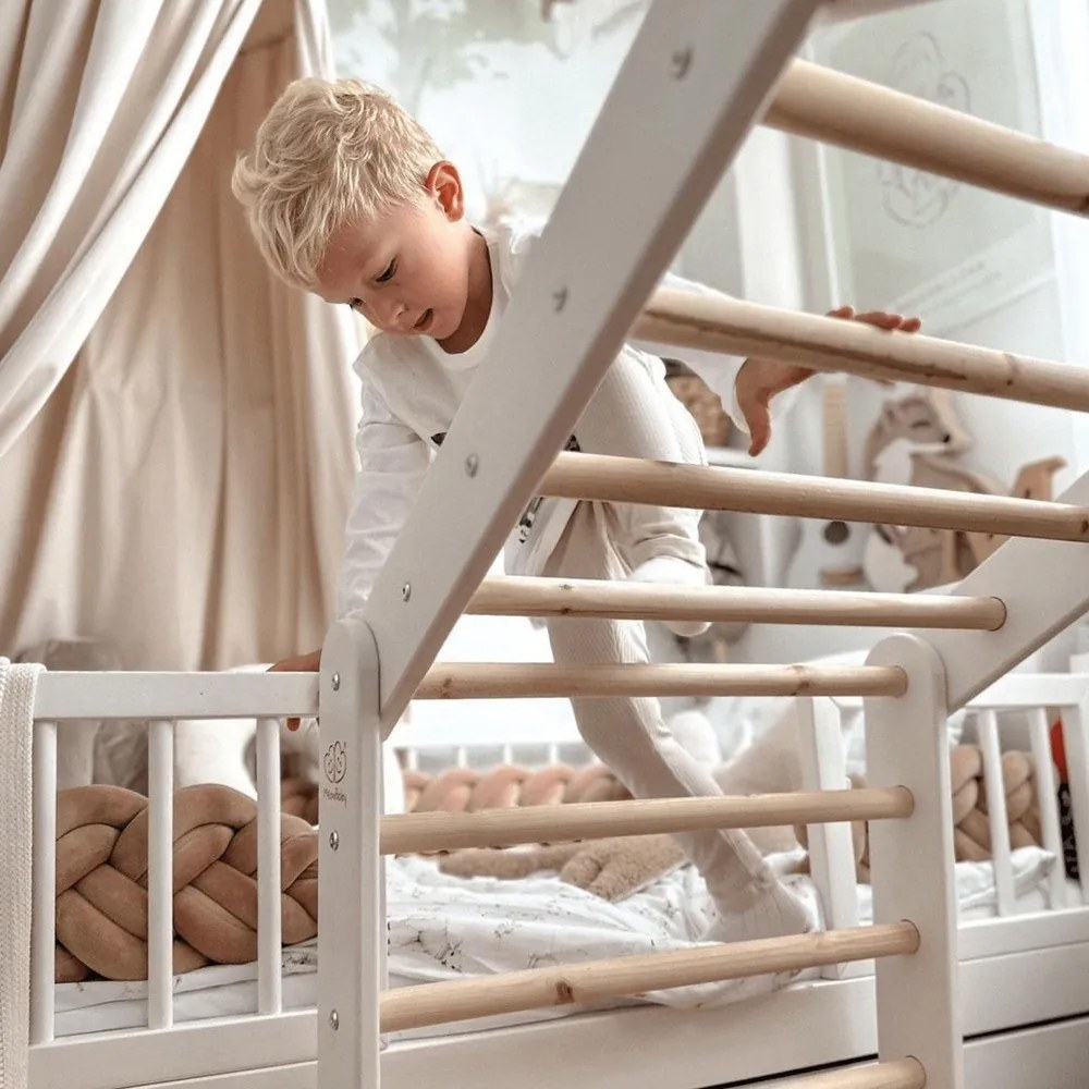 Triunghi Pikler de cățărat albastru deschis/în culoare naturală din lemn de pin 112x61x94 cm Montessori – Meowbaby