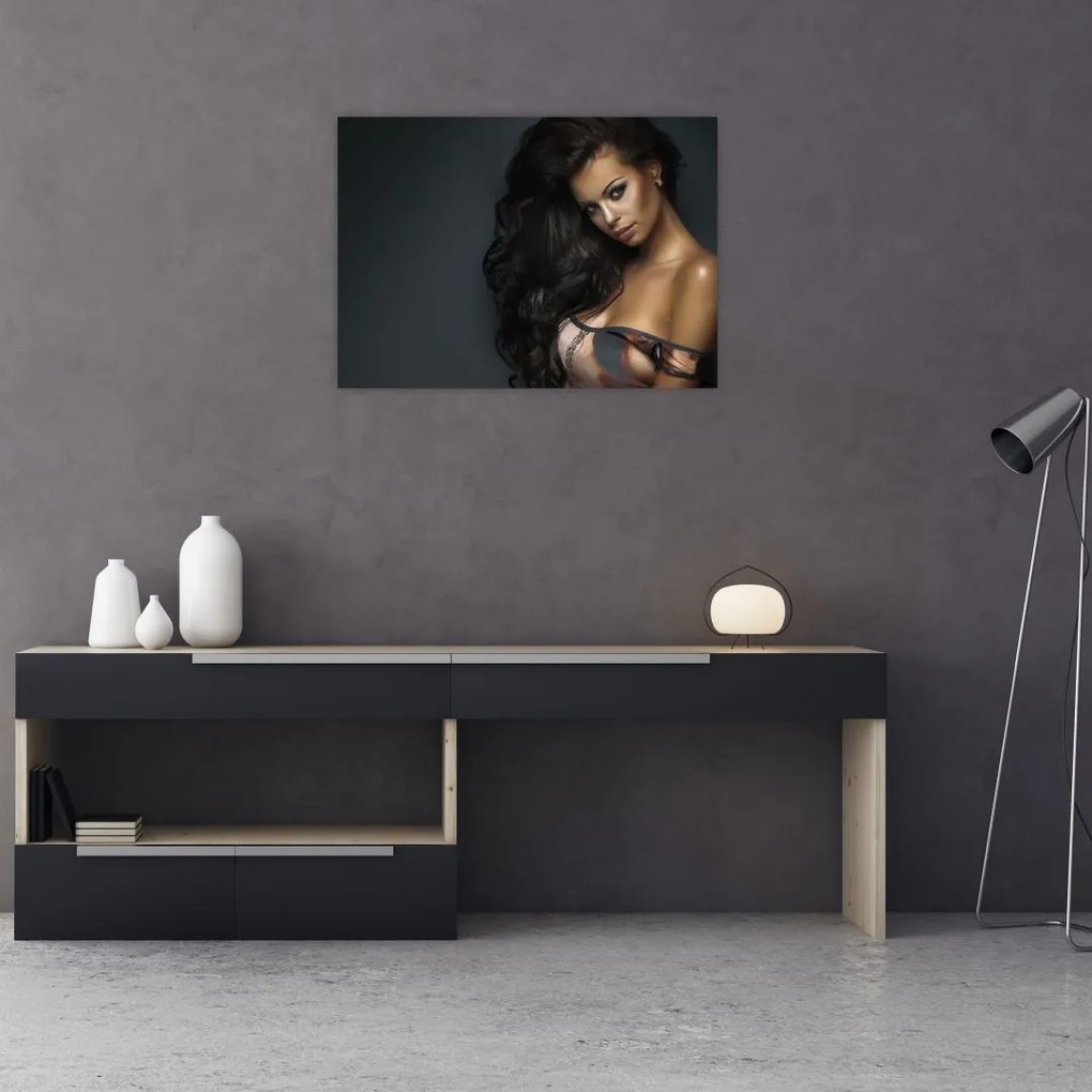 Tablou pe sticlă - Portretul unei femei seducătoare (70x50 cm)
