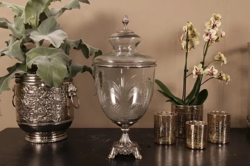 Bombonieră pe picior din sticlă gravată și aluminiu, argintie, cu capac, aspect vintage, finisaj antichizat, 51 x 24 cm, „Cassandre”