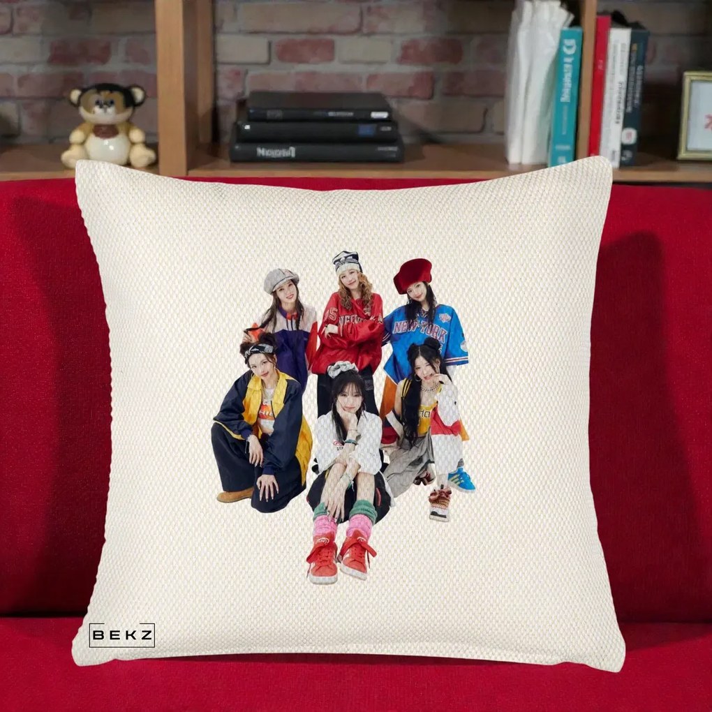 Perna Personalizata Grup K-pop Fete Streetwear Foto, 40x40 cm, Crem Reliefat, Husa Detasabila, Perna Inclusa, BEKZ®