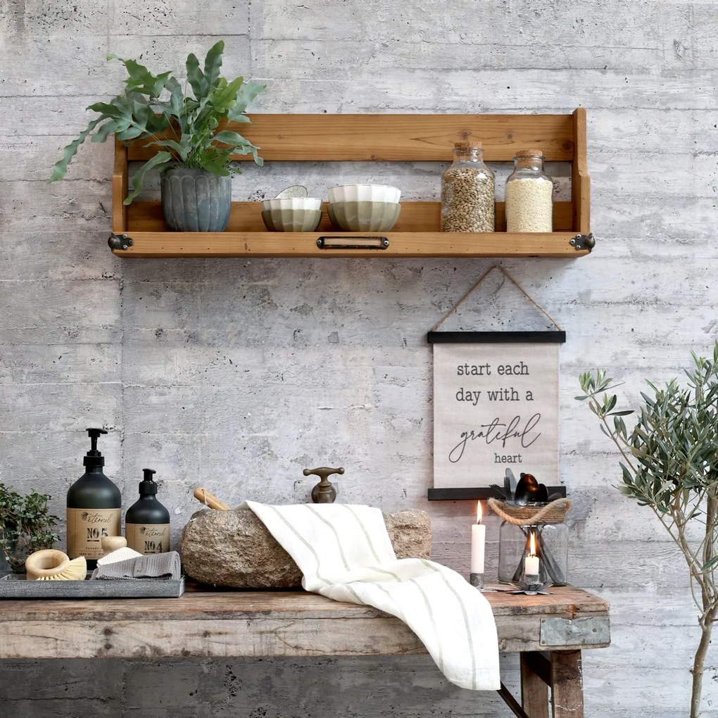 Raft din lemn, cu aspect rustic
