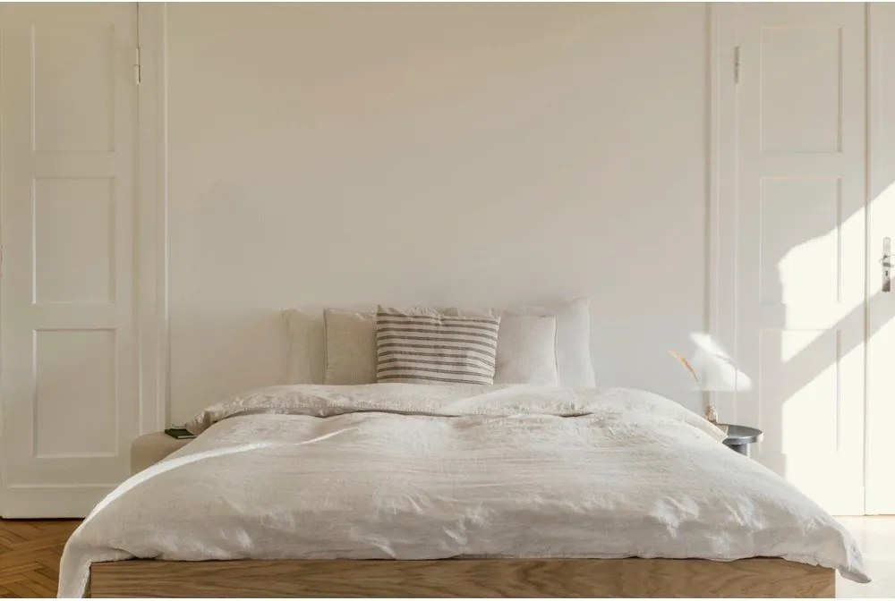 Pat matrimonial în culoare naturală din placă aglomerată de lemn cu aspect de lemn de stejar fără tăblie cu somieră 200x200 cm Streiko – noo.ma