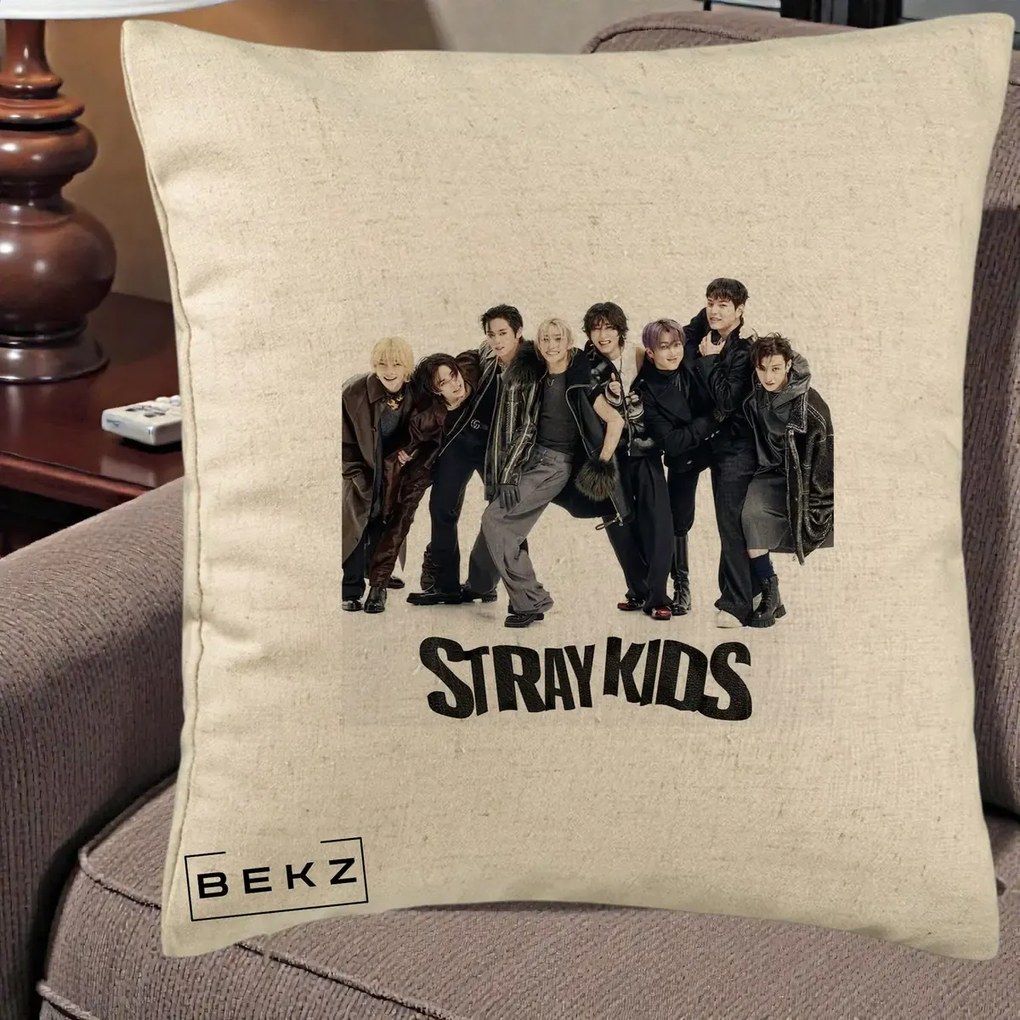 Perna Personalizata K-pop Stray Kids Outfit Negru, 40x40 cm, Bej, Husa Detasabila, Perna Inclusa, BEKZ®