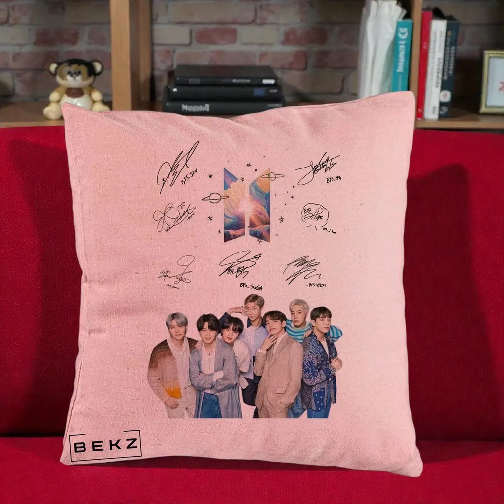 Perna Personalizata K-pop BTS Autografe Toti Membrii Fotografie, 40x40 cm, Roz, Husa Detasabila, Perna Inclusa, BEKZ®