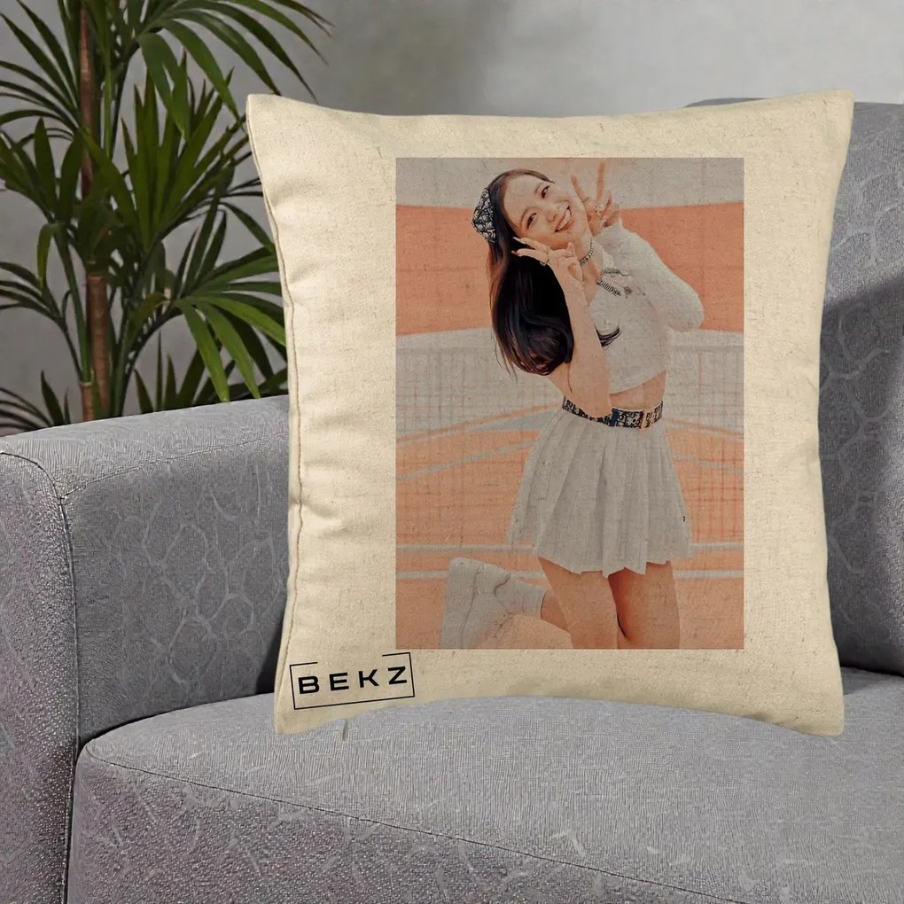 Perna Personalizata K-pop BLACKPINK Nayeon/Jisoo Tenis Alb, 40x40 cm, Bej, Husa Detasabila, Perna Inclusa, BEKZ®